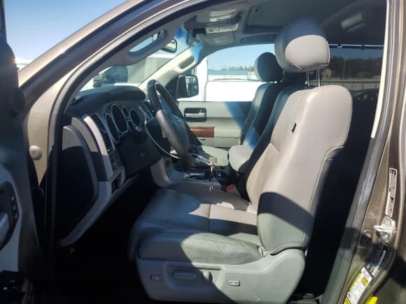 ✅ 2013 Toyota Sequoia Platinum • VIN: 5TDDW5G1XDS087470 • Лот: 85761635. Опубликован ранее на Copart с пробегом 167 846 миль. Бесплатный доступ к архиву аукционных продаж из США и подробный отчёт об истории автомобиля на DreamBid. Изображение 7.