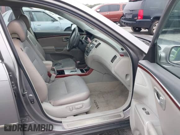 2007 Hyundai Azera SE z VIN KMHFC46FX7A188501, wystawiony jako IAAI lot #41404186 z przebiegiem 171 364 mil mil oraz . Historia ofert i sprzedaży dostępna na DreamBid. Obrazek 5.