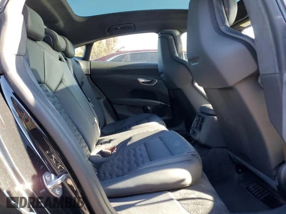 ✅ 2024 Audi RS e-tron GT • VIN: WAUBHBFW0R7900701 • Lot: 77691444. Wystawiony na Copart z przebiegiem 3 998 mil. Bezpłatny archiwum sprzedaży aukcyjnych z USA i szczegółowy raport historii pojazdu na DreamBid. Zdjęcie 10.