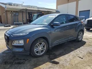 ✅ 2020 Hyundai Kona SE • VIN: KM8K12AA0LU502797 • Лот: 57085974. Опубликован ранее на Copart с пробегом 124 593 миль. Бесплатный доступ к архиву аукционных продаж из США и подробный отчёт об истории автомобиля на DreamBid. Изображение 1.