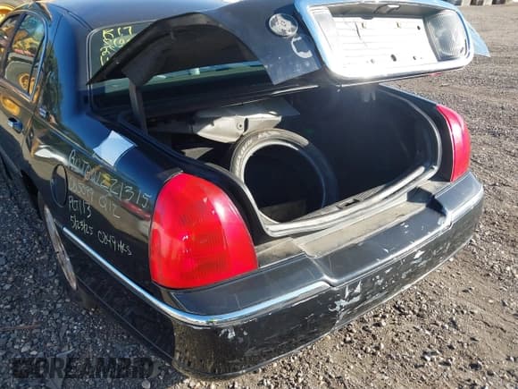 ✅ 2008 Lincoln Town Car Limited • VIN: 2LNHM82V58X652779 • Lot: 43349007. Listed on IAAI with Not provided. Free auction sales archive from the USA and detailed vehicle history report at DreamBid. Image 6.