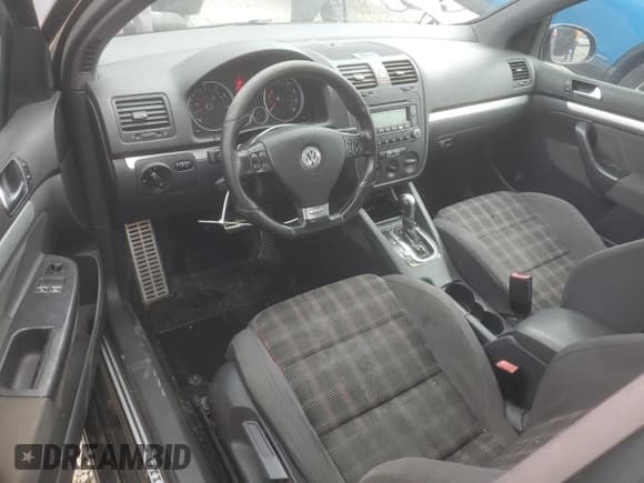 ✅ 2006 Volkswagen Golf GTI • VIN: WVWFV71K96W197180 • Lot: 82398455. Wystawiony na Copart z przebiegiem 253 973 mil. Bezpłatny archiwum sprzedaży aukcyjnych z USA i szczegółowy raport historii pojazdu na DreamBid. Zdjęcie 8.