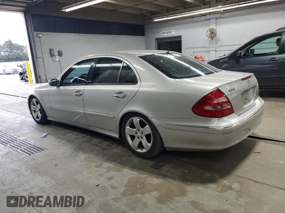 ✅ 2005 Mercedes-Benz E 500 • VIN: WDBUF70J35A654797 • Lot: 68041105. Wystawiony na Copart z przebiegiem 81 694 mil. Bezpłatny archiwum sprzedaży aukcyjnych z USA i szczegółowy raport historii pojazdu na DreamBid. Zdjęcie 2.