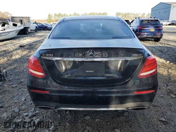 ✅ 2017 Mercedes-Benz E 300 Luxury • VIN: WDDZF4KB1HA123636 • Lot: 92111815. Listed on Copart with 121,655 mi. Free auction sales archive from the USA and detailed vehicle history report at DreamBid. Image 6.
