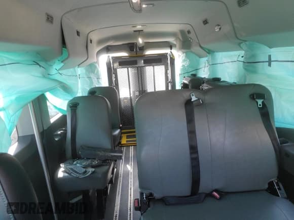 ✅ 2024 Ford Transit Passenger XL • VIN: 1FBAX2C88RKA07720 • Lot: 52321345. Wystawiony na Copart z przebiegiem 31 172 mil. Bezpłatny archiwum sprzedaży aukcyjnych z USA i szczegółowy raport historii pojazdu na DreamBid. Zdjęcie 10.