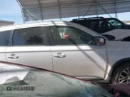✅ 2018 Mitsubishi Outlander SE • VIN: JA4AD3A39JZ054455 • Lot: 41815462. Wystawiony na IAAI z przebiegiem 70 785 mil. Bezpłatny archiwum sprzedaży aukcyjnych z USA i szczegółowy raport historii pojazdu na DreamBid. Zdjęcie 13.