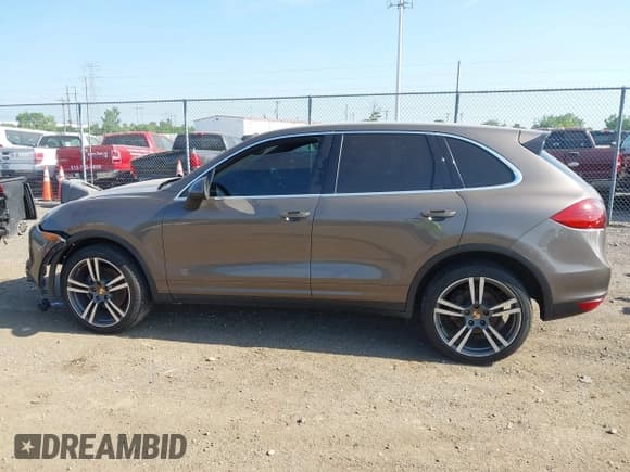 ✅ 2011 Porsche Cayenne • VIN: WP1AA2A26BLA09038 • Lot: 42559242. Wystawiony na IAAI z przebiegiem 187 704 mil. Bezpłatny archiwum sprzedaży aukcyjnych z USA i szczegółowy raport historii pojazdu na DreamBid. Zdjęcie 15.