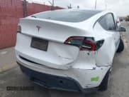 ✅ 2023 Tesla Model Y Long Range • VIN: 7SAYGAEE9PF702910 • Lot: 42199519. Wystawiony na IAAI z przebiegiem 91 094 mil. Bezpłatny archiwum sprzedaży aukcyjnych z USA i szczegółowy raport historii pojazdu na DreamBid. Zdjęcie 6.