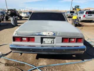 1983 Chevrolet Caprice z VIN 1G1AN69H6DX155174, wystawiony jako Copart lot #80213775 z przebiegiem 19 781 mil mil oraz Szkoda całkowita • Salvage title. Historia ofert i sprzedaży dostępna na DreamBid. Obrazek 6.
