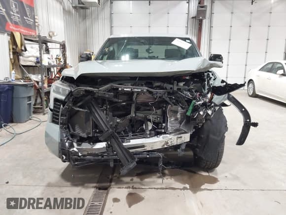 ✅ 2025 Toyota Tundra Limited Hybrid • VIN: 5TFWC5DB0SX108302 • Lot: 43415725. Wystawiony na IAAI z przebiegiem 1 963 mil. Bezpłatny archiwum sprzedaży aukcyjnych z USA i szczegółowy raport historii pojazdu na DreamBid. Zdjęcie 13.