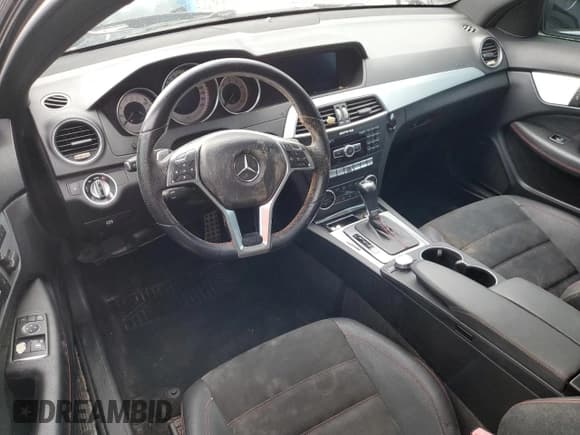 ✅ 2014 Mercedes-Benz C 250 • VIN: WDDGJ4HB3EG272636 • Lot: 84961295. Wystawiony na Copart z przebiegiem Nie podano. Bezpłatny archiwum sprzedaży aukcyjnych z USA i szczegółowy raport historii pojazdu na DreamBid. Zdjęcie 8.