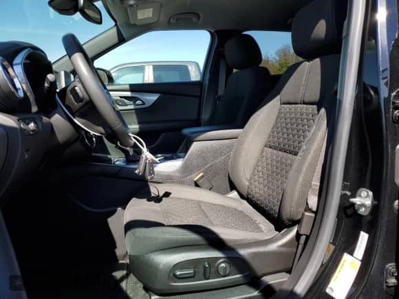 2021 Chevrolet Blazer LT z VIN 3GNKBHRS1MS542803, wystawiony jako Copart lot #46028514 z przebiegiem 69 657 mil mil oraz . Historia ofert i sprzedaży dostępna na DreamBid. Obrazek 7.