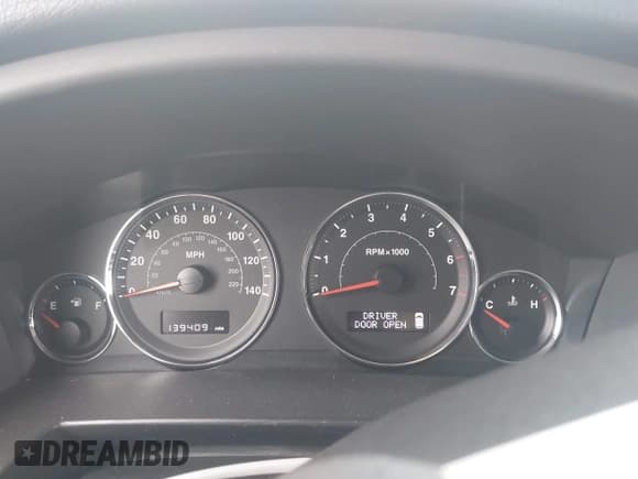 ✅ 2008 Jeep Commander Sport • VIN: 1J8HH48K48C189389 • Lot: 42494547. Wystawiony na IAAI z przebiegiem 139 409 mil. Bezpłatny archiwum sprzedaży aukcyjnych z USA i szczegółowy raport historii pojazdu na DreamBid. Zdjęcie 7.