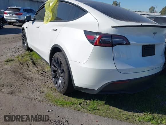 ✅ 2024 Tesla Model Y Performance • VIN: 7SAYGDEF6RF112421 • Lot: 43566102. Wystawiony na IAAI z przebiegiem 11 378 mil. Bezpłatny archiwum sprzedaży aukcyjnych z USA i szczegółowy raport historii pojazdu na DreamBid. Zdjęcie 3.
