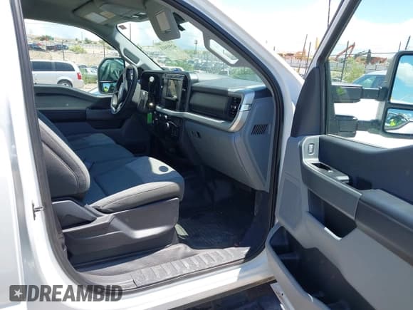 ✅ 2024 Ford F-250 XL • VIN: 1FT7W2BT9RED57676 • Lot: 42593411. Wystawiony na IAAI z przebiegiem 40 438 mil. Bezpłatny archiwum sprzedaży aukcyjnych z USA i szczegółowy raport historii pojazdu na DreamBid. Zdjęcie 5.