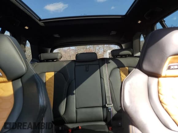 ✅ 2022 BMW X5 M • VIN: 5YMJU0C05N9J55013 • Lot: 44905095. Wystawiony na Copart z przebiegiem 23 048 mil. Bezpłatny archiwum sprzedaży aukcyjnych z USA i szczegółowy raport historii pojazdu na DreamBid. Zdjęcie 10.