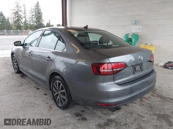 ✅ 2017 Volkswagen Jetta SE • VIN: 3VWDB7AJ4HM381899 • Лот: 43700509. Опубликован ранее на IAAI с пробегом 155 623 миль. Бесплатный доступ к архиву аукционных продаж из США и подробный отчёт об истории автомобиля на DreamBid. Изображение 3.