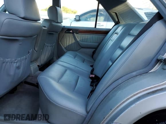 ✅ 1993 Mercedes-Benz E 320 • VIN: WDBEA32E9PB936886 • Lot: 86800894. Wystawiony na Copart z przebiegiem 115 217 mil. Bezpłatny archiwum sprzedaży aukcyjnych z USA i szczegółowy raport historii pojazdu na DreamBid. Zdjęcie 10.