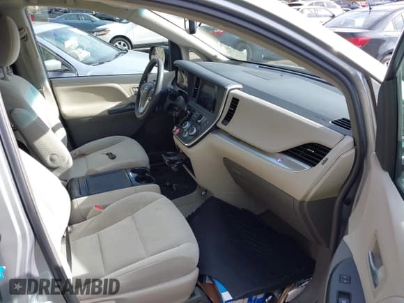 ✅ 2017 Toyota Sienna LE • VIN: 5TDKZ3DC3HS833935 • Lot: 43592951. Listed on IAAI with 97,688 mi. Free auction sales archive from the USA and detailed vehicle history report at DreamBid. Image 5.