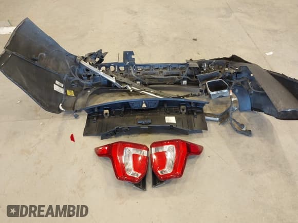 ✅ 2016 Ford Explorer Platinum • VIN: 1FM5K8HT8GGC87596 • Lot: 43537887. Wystawiony na IAAI z przebiegiem 206 619 mil. Bezpłatny archiwum sprzedaży aukcyjnych z USA i szczegółowy raport historii pojazdu na DreamBid. Zdjęcie 12.