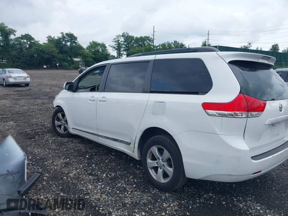 ✅ 2014 Toyota Sienna LE AAS • VIN: 5TDKK3DC0ES521152 • Lot: 39961035. Listed on IAAI with 147,947 mi. Free auction sales archive from the USA and detailed vehicle history report at DreamBid. Image 3.