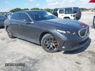 ✅ 2026 BMW 5 Series 530i • VIN: WBA43FJ04TCV59416 • Лот: 43717851. Опубликован ранее на IAAI с пробегом 6 711 миль. Бесплатный доступ к архиву аукционных продаж из США и подробный отчёт об истории автомобиля на DreamBid. Изображение 1.