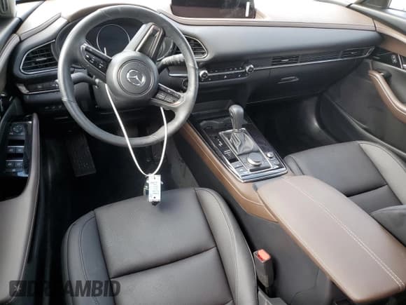 ✅ 2024 Mazda CX-30 Premium • VIN: 3MVDMBDY5RM616352 • Lot: 68625774. Wystawiony na Copart z przebiegiem Nie podano. Bezpłatny archiwum sprzedaży aukcyjnych z USA i szczegółowy raport historii pojazdu na DreamBid. Zdjęcie 8.