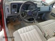 ✅ 1992 Chevrolet Silverado 1500 • VIN: 1GCDC14K7NZ191655 • Lot: 85577885. Wystawiony na Copart z przebiegiem 128 123 mil. Bezpłatny archiwum sprzedaży aukcyjnych z USA i szczegółowy raport historii pojazdu na DreamBid. Zdjęcie 8.