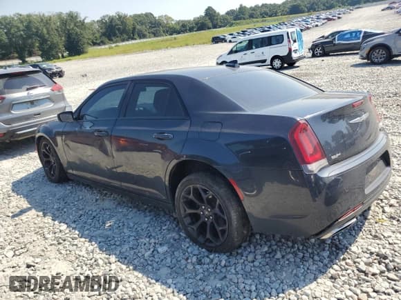 ✅ 2019 Chrysler 300 S • VIN: 2C3CCABGXKH697765 • Lot: 71218325. Wystawiony na Copart z przebiegiem 137 371 mil. Bezpłatny archiwum sprzedaży aukcyjnych z USA i szczegółowy raport historii pojazdu na DreamBid. Zdjęcie 2.