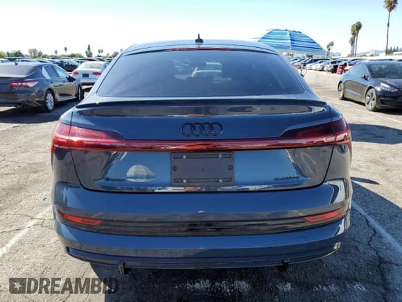 ✅ 2022 Audi e-tron Sportback Premium Plus • VIN: WA12AAGE2NB011584 • Лот: 85911655. Опубликован ранее на Copart с пробегом 24 446 миль. Бесплатный доступ к архиву аукционных продаж из США и подробный отчёт об истории автомобиля на DreamBid. Изображение 6.