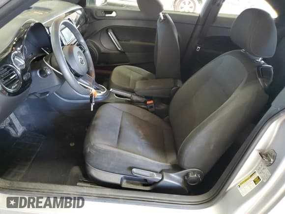 ✅ 2014 Volkswagen Beetle Entry • VIN: 3VWF17AT7EM659056 • Lot: 81663565. Wystawiony na Copart z przebiegiem 129 208 mil. Bezpłatny archiwum sprzedaży aukcyjnych z USA i szczegółowy raport historii pojazdu na DreamBid. Zdjęcie 7.