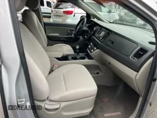 ✅ 2017 Kia Sedona L • VIN: KNDMA5C16H6284081 • Lot: 92944525. Wystawiony na Copart z przebiegiem 163 318 mil. Bezpłatny archiwum sprzedaży aukcyjnych z USA i szczegółowy raport historii pojazdu na DreamBid. Zdjęcie 5.