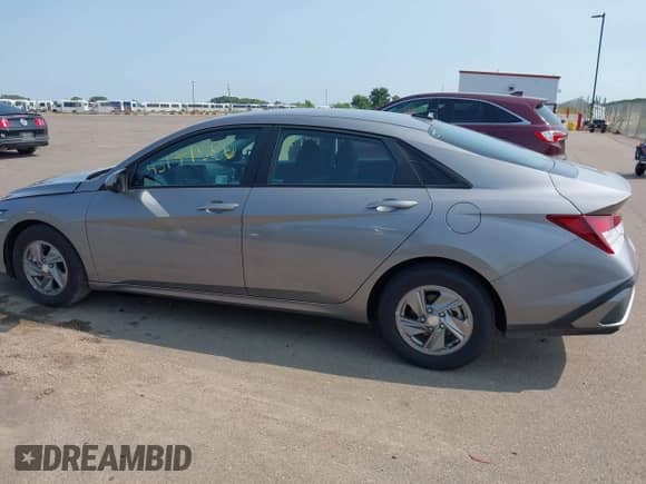 ✅ 2024 Hyundai Elantra SE • VIN: KMHLL4DG5RU841106 • Lot: 43171550. Wystawiony na IAAI z przebiegiem 10 008 mil mil. Skorzystaj z bezpłatnego archiwum sprzedaży aukcyjnych z USA i zobacz szczegółowy raport historii pojazdu na DreamBid. Zdjęcie 14.
