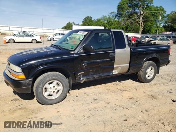 ✅ 2003 Chevrolet S-10 LS • VIN: 1GCDT19X838139717 • Лот: 55943865. Опубликован ранее на Copart с пробегом 143 371 миль. Бесплатный доступ к архиву аукционных продаж из США и подробный отчёт об истории автомобиля на DreamBid. Изображение 1.