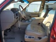 ✅ 2002 Lincoln Navigator • VIN: 5LMFU28R82LJ10866 • Lot: 41617435. Wystawiony na Copart z przebiegiem 94 201 mil. Bezpłatny archiwum sprzedaży aukcyjnych z USA i szczegółowy raport historii pojazdu na DreamBid. Zdjęcie 7.