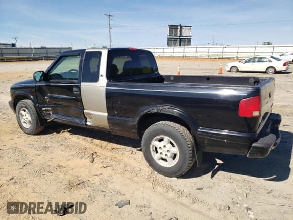 ✅ 2003 Chevrolet S-10 LS • VIN: 1GCDT19X838139717 • Лот: 55943865. Опубликован ранее на Copart с пробегом 143 371 миль. Бесплатный доступ к архиву аукционных продаж из США и подробный отчёт об истории автомобиля на DreamBid. Изображение 2.