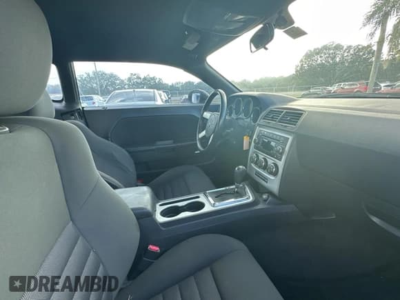 ✅ 2009 Dodge Challenger SE • VIN: 2B3LJ44V89H577103 • Lot: 87474274. Wystawiony na Copart z przebiegiem 172 791 mil. Bezpłatny archiwum sprzedaży aukcyjnych z USA i szczegółowy raport historii pojazdu na DreamBid. Zdjęcie 5.