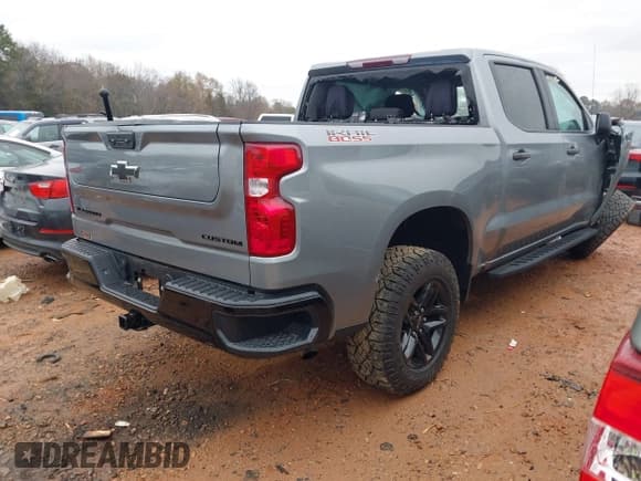 ✅ 2023 Chevrolet Silverado 1500 Custom Trail Boss • VIN: 3GCPDCEK0PG165602 • Lot: 41040300. Wystawiony na IAAI z przebiegiem 16 800 mil. Bezpłatny archiwum sprzedaży aukcyjnych z USA i szczegółowy raport historii pojazdu na DreamBid. Zdjęcie 4.