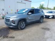 ✅ 2025 Chevrolet Equinox FWD LT • VIN: 3GNAXHEG8SL106374 • Lot: 42636087. Wystawiony na IAAI z przebiegiem 11 896 mil. Bezpłatny archiwum sprzedaży aukcyjnych z USA i szczegółowy raport historii pojazdu na DreamBid. Zdjęcie 2.
