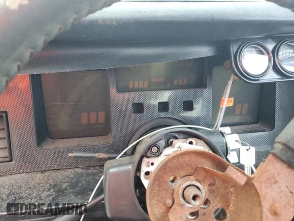 ✅ 1987 Chevrolet Corvette • VIN: 1G1YY2187H5122390 • Lot: 62519425. Wystawiony na Copart z przebiegiem Nie podano. Bezpłatny archiwum sprzedaży aukcyjnych z USA i szczegółowy raport historii pojazdu na DreamBid. Zdjęcie 9.