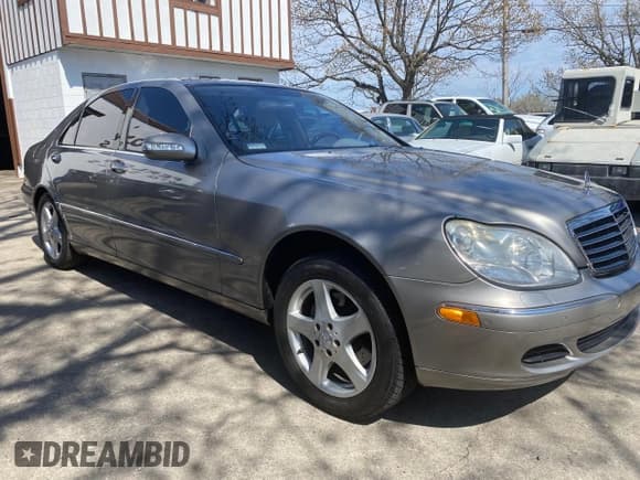 ✅ 2005 Mercedes-Benz S 500 • VIN: WDBNG75J35A460118 • Лот: 54772525. Опубликован ранее на Copart с пробегом 99 846 миль. Бесплатный доступ к архиву аукционных продаж из США и подробный отчёт об истории автомобиля на DreamBid. Изображение 1.