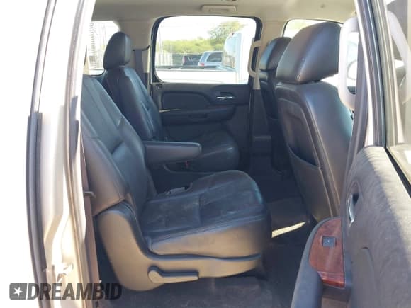 ✅ 2012 Chevrolet Suburban LT • VIN: 1GNSKJE77CR302438 • Lot: 43601904. Listed on IAAI with 162,986 mi. Free auction sales archive from the USA and detailed vehicle history report at DreamBid. Image 8.