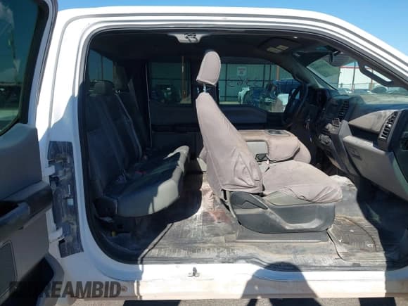 ✅ 2018 Ford F-150 XL • VIN: 1FTFX1E57JKC85706 • Lot: 43143363. Wystawiony na IAAI z przebiegiem Nie podano. Bezpłatny archiwum sprzedaży aukcyjnych z USA i szczegółowy raport historii pojazdu na DreamBid. Zdjęcie 8.