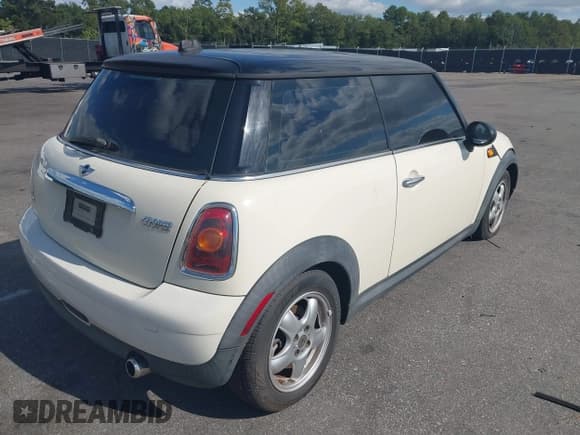 ✅ 2009 MINI Hardtop • VIN: WMWMF33549TT68408 • Lot: 43173569. Wystawiony na IAAI z przebiegiem Nie podano. Bezpłatny archiwum sprzedaży aukcyjnych z USA i szczegółowy raport historii pojazdu na DreamBid. Zdjęcie 4.