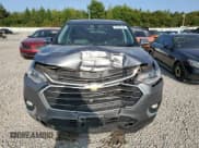 ✅ 2021 Chevrolet Traverse LT • VIN: 1GNEVHKW0MJ209981 • Lot: 70759544. Wystawiony na Copart z przebiegiem 98 551 mil. Bezpłatny archiwum sprzedaży aukcyjnych z USA i szczegółowy raport historii pojazdu na DreamBid. Zdjęcie 5.