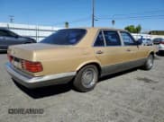 ✅ 1987 Mercedes-Benz 560 • VIN: WDBCA39D1HA280016 • Лот: 46277905. Опубликован ранее на Copart с пробегом 151 078 миль. Бесплатный доступ к архиву аукционных продаж из США и подробный отчёт об истории автомобиля на DreamBid. Изображение 3.