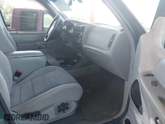 ✅ 2001 Ford Explorer XLT • VIN: 1FMZU83P81UB59874 • Лот: 43198212. Опубликован ранее на IAAI с пробегом 121 089 миль. Бесплатный доступ к архиву аукционных продаж из США и подробный отчёт об истории автомобиля на DreamBid. Изображение 5.