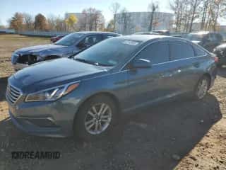 2017 Hyundai Sonata 2.4L z VIN 5NPE24AF1HH451530, wystawiony jako Copart lot #82783905 z przebiegiem 22 047 mil mil oraz Czysty tytuł • Clean title. Historia ofert i sprzedaży dostępna na DreamBid. Obrazek 1.