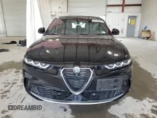 ✅ 2024 Alfa Romeo Tonale Ti • VIN: ZASPATCW9R3045855 • Lot: 67772645. Wystawiony na Copart z przebiegiem 21 263 mil. Bezpłatny archiwum sprzedaży aukcyjnych z USA i szczegółowy raport historii pojazdu na DreamBid. Zdjęcie 5.