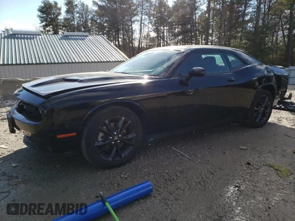 ✅ 2021 Dodge Challenger SXT • VIN: 2C3CDZGG0MH605215 • Lot: 39447073. Wystawiony na Copart z przebiegiem 22 065 mil. Bezpłatny archiwum sprzedaży aukcyjnych z USA i szczegółowy raport historii pojazdu na DreamBid. Zdjęcie 1.